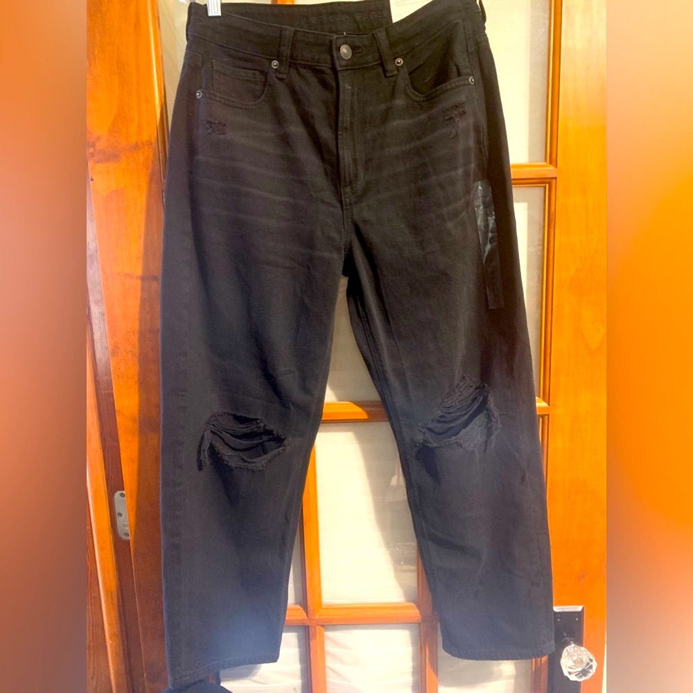 American Eagle NWT black high waisted Mom straight jean